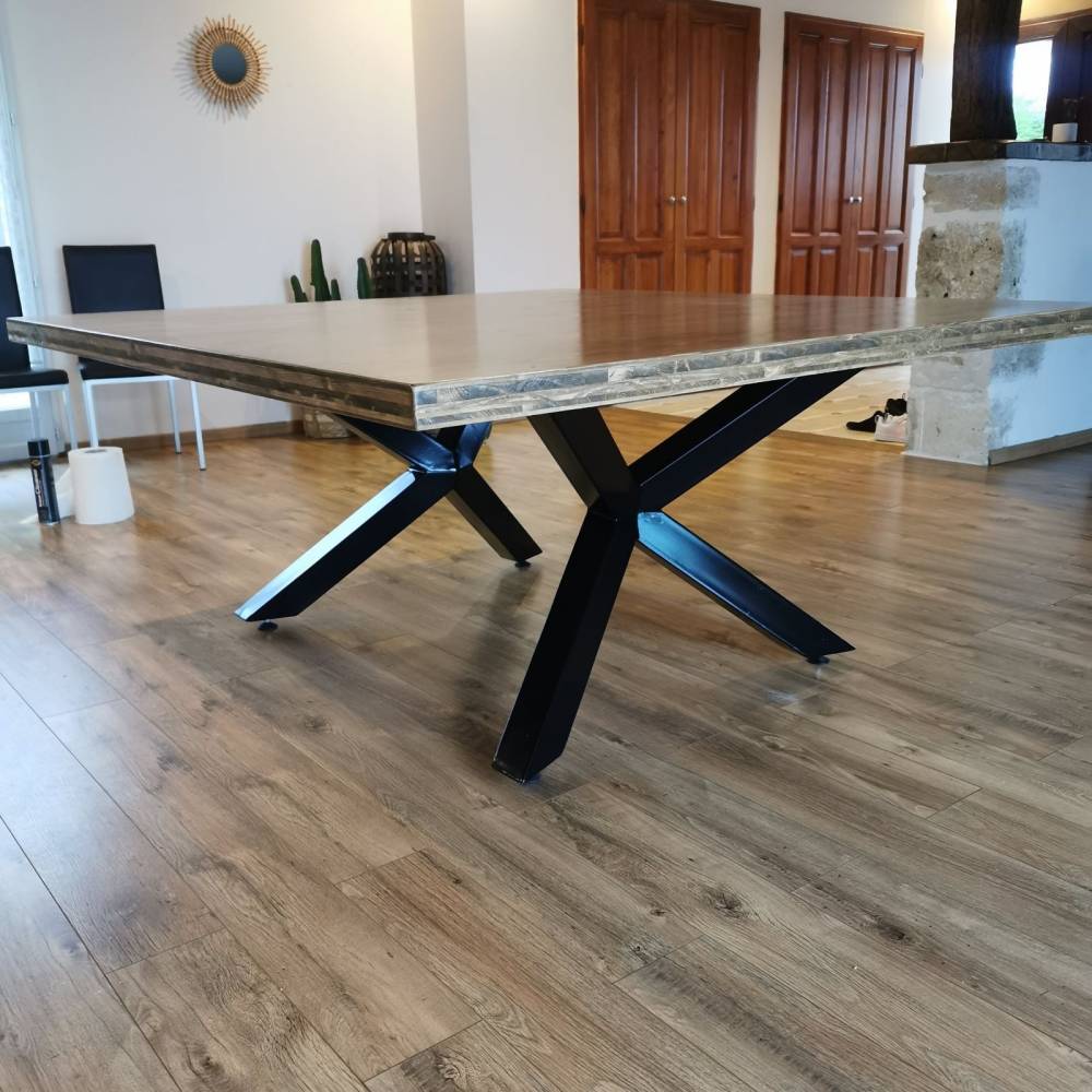 table moderne avec pied en métal