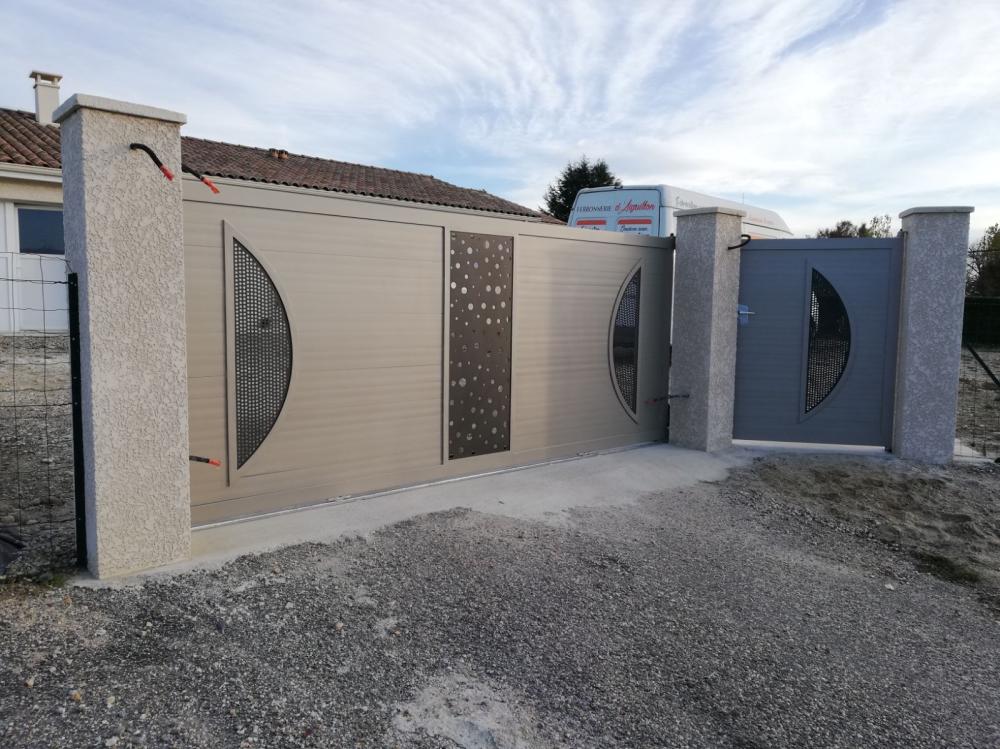 portail en aluminium moderne