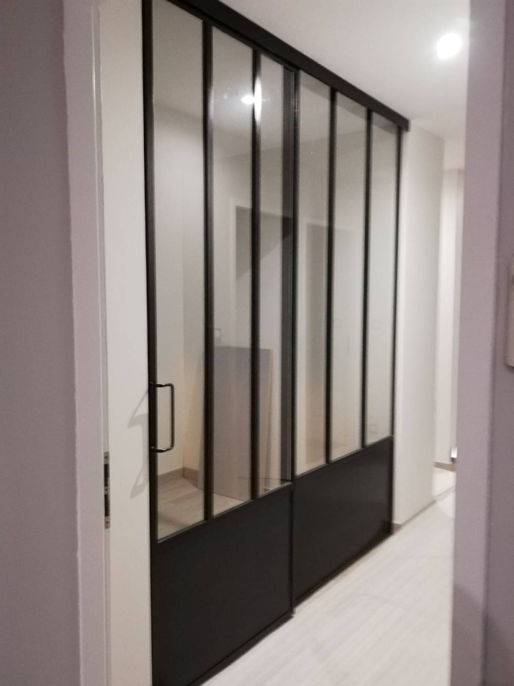 porte coulissante en acier fermée